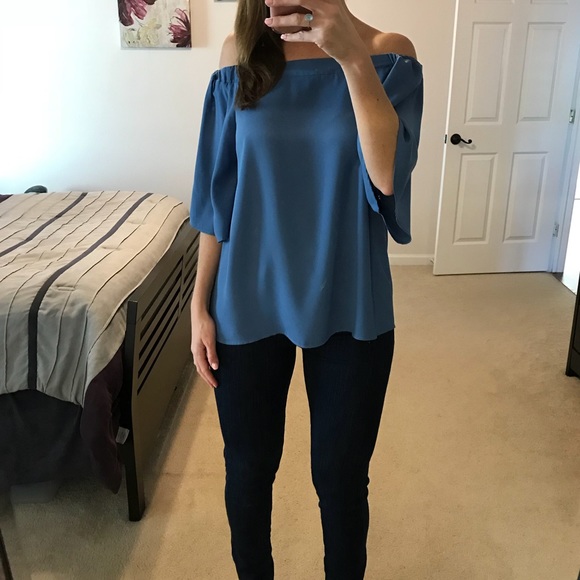 ❌ SOLD ❌ Blue off-the-shoulder top - Picture 3 of 6